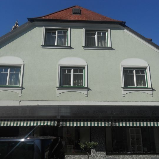 Wohn- und Geschäftshaus