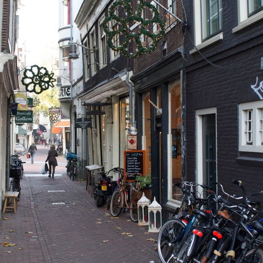 Twee huizen onder een dwars dak. Gevel onder 19e-eeuwse rechte lijst. Bij nr 1 op de verdieping negenruitsvensters