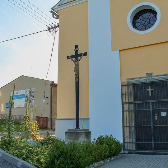 Kříž v Obědném před kaplí