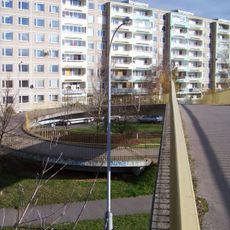 Lávka přes Mukařovského ulici u zastávky Amforová