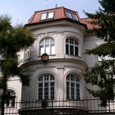 Vila a záhrada, vila