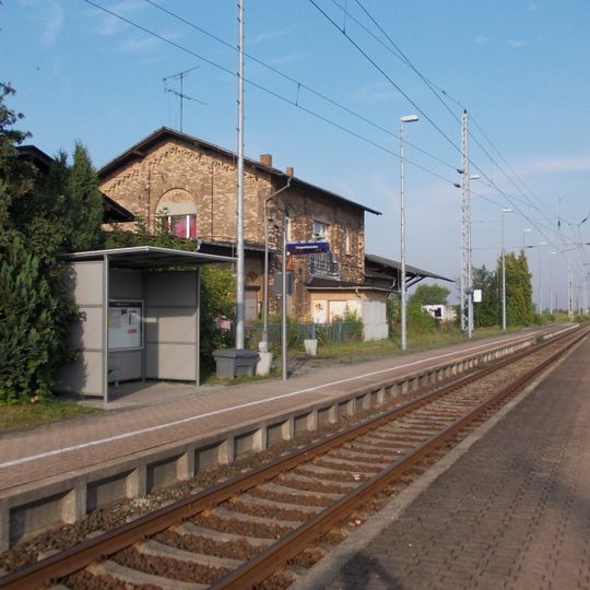 Wohnhaus und Seitengebäude eines Vierseithofes Leipziger Straße 17