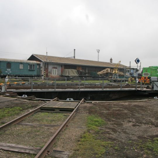 Železniční stanice, z toho jen: výpravní budova, nákladní nádraží, pošta, vodárna, výtopna s točnou a kolejištěm, přiléhající činžovní dům čp.255