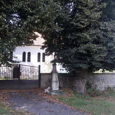 Kříž u kostela v Buřenicích