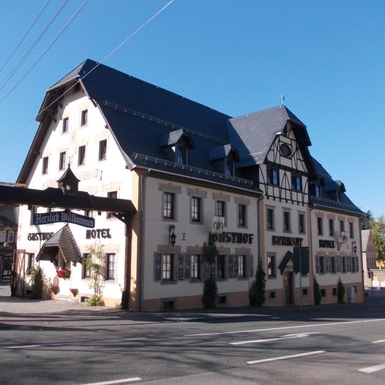 Ehemaliges Gasthaus und ehemaliges Brauereigebäude sowie Toreinfahrt zwischen beiden Gebäuden Obere Hauptstraße 1; 1a