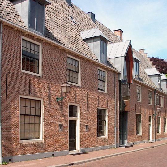 Woningen gemaakt in het overige deel van de rechter helft van de O.I.Pakhuizen. Aan de Vest hoge trapgevel met jaartalanker