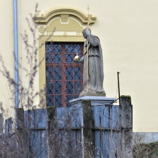 Socha svatého Jana z Boha na terase u kostela v Konojedech