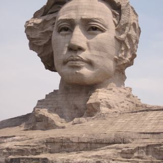Statua młodego Mao Zedonga