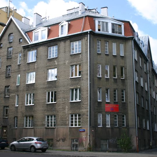 Dom wielorodzinny, wraz z terenem dziedzińca, fundacji tanich mieszkań im. Hipolita i Ludwiki Wawelbergów