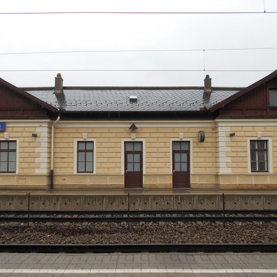 Right side station building of Klosterneuburg-Kierling