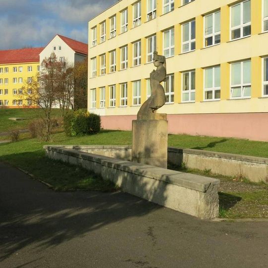 Socha před školou v Meziboří