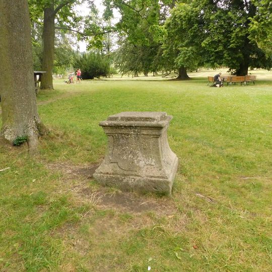 Podstavec v zámeckém parku ve Valči