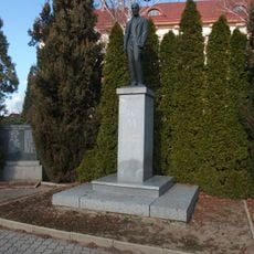 Socha T. G. Masaryka v Lanžhotě před školou