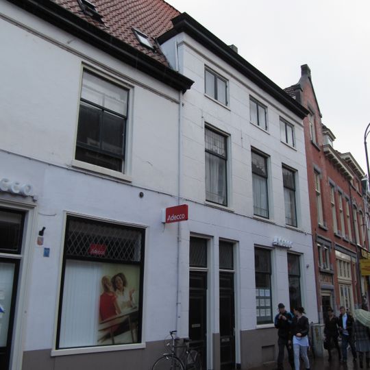 Pand met gepleisterde lijstgevel