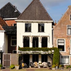 Witgepleisterde achtergevel met balkon aan Turfmarkt