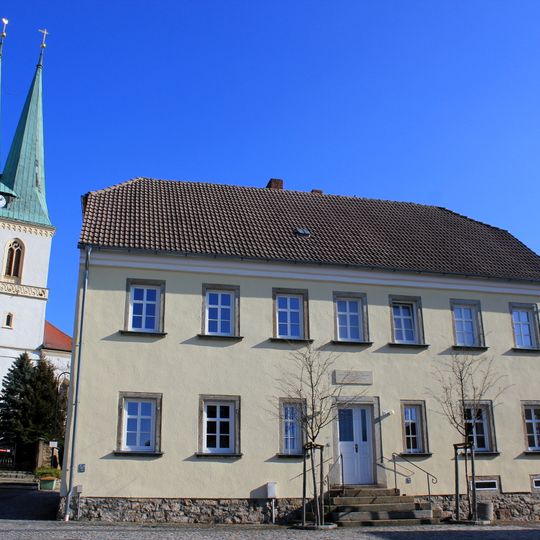 Schulgebäude und rückwärtige Scheune Am Dorfplatz 2