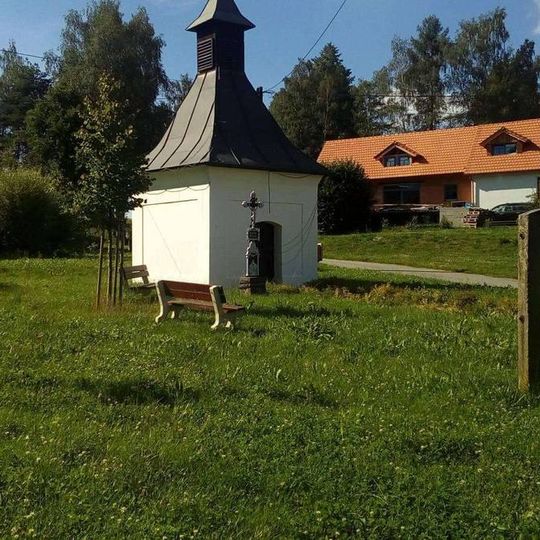 Kříž u kaple ve Velké Černé