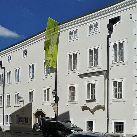 Ehemaliges Wohnhaus, vermutlich ehemaliges Priesterhaus des Benediktinerinnenstiftes Niedernburg, jetzt Museum Moderner Kunst