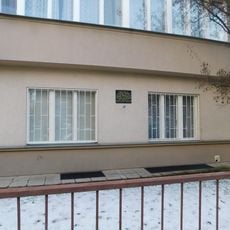 Pamětní deska Jaroslava Pužmana na domě Kouřimská 2371/26 na Vinohradech