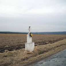 Kříž jižně od Koryt u silnice