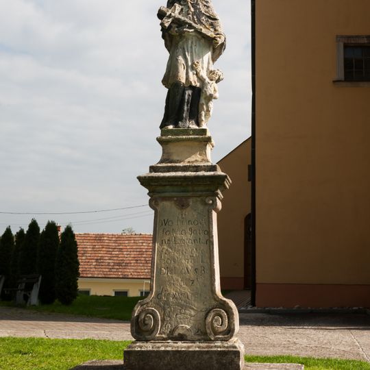 Socha sv. Jána Nepomuckého, pilier