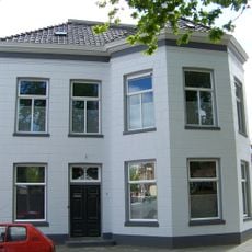 Woonhuis met koetshuis