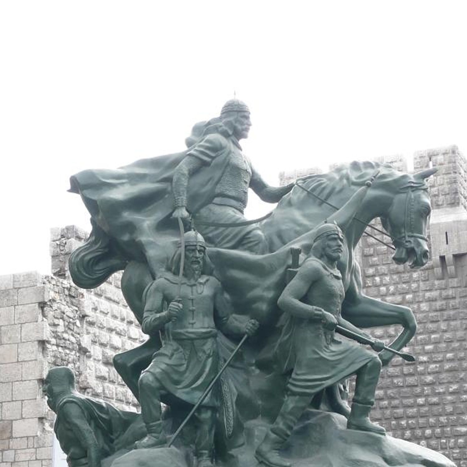 A. Saladin 馬車と戦士の彫刻 czM6Ly9hcm91bmR1cy8xNC85NTkxMD
