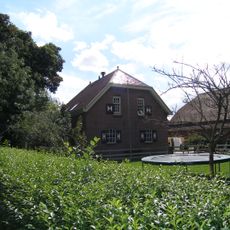 De reizende man, paardenstal met koetshuis, en hooischuur