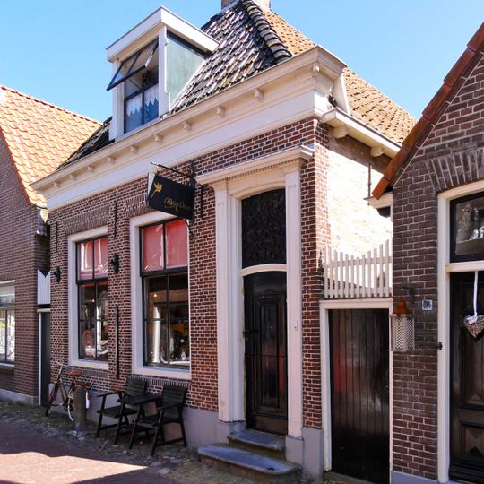 Eenvoudig pand onder voor afgeschuind zadeldak