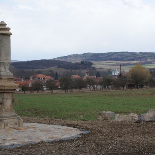 Sloup s reliéfem svatého Petra