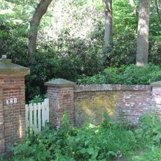 Laag Wolfheze: toegangshek met zijmuurtjes