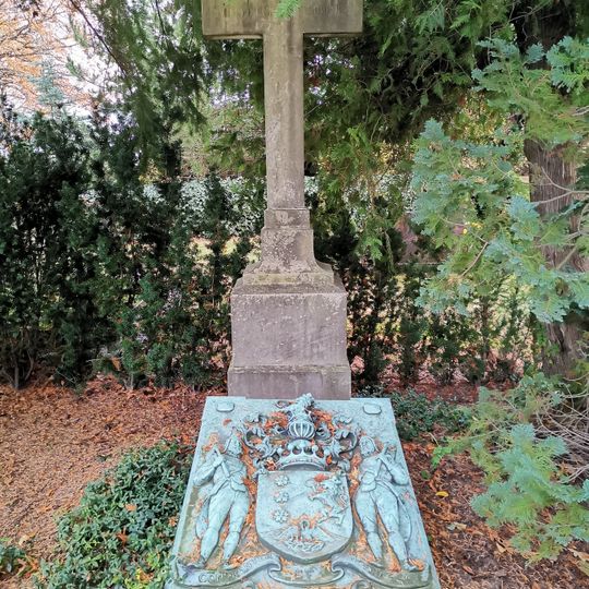 Grabanlage mit Einfriedung auf dem Friedhof, darin drei Grabmale der Familie von Burgk sowie ein Wappen Königsbrücker Straße -