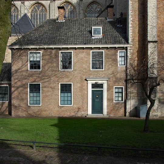 Pand bestaande uit een smal voorgedeelte aan de koorstraat en een breder aansluitend gedeelte erachter onder schilddak