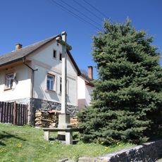 Kříž v Chvalšovicích na návsi
