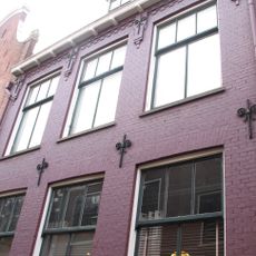 Pand met lijstgevel met decoratie