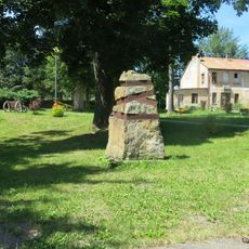 Plastika z kamene a kovu v parku na náměstí Jana Švermy v Kovářské