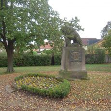 Pomník padlým v obou světových válkách v parku u Královické ulice v Brandýse nad Labem