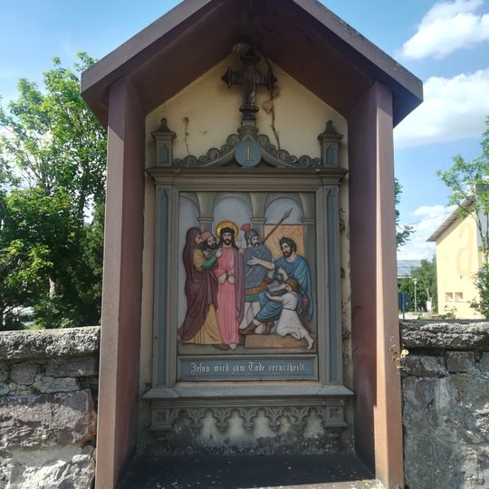 Kreuzweg in der Friedhofsmauer