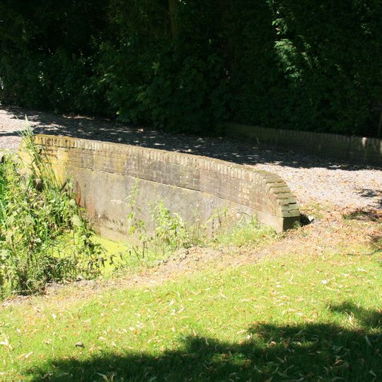 Twee gepleisterde bruggen met gemetselde borstweringen afgesloten door een rollaag