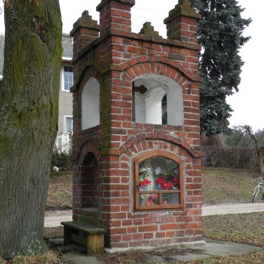 Kapliczka przydrożna, w centrum wsi