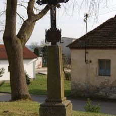 Kříž u kaple ve Vlastci