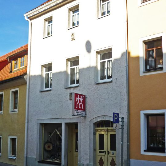 Türstock und Haustür eines Wohnhauses Schuhgasse 10