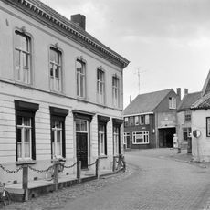 Breed pand met gestucte rechte gevel