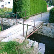 Steg aus drei Granitplatten über die Pulsnitz Schulstraße 11 (hinter)