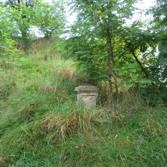 Kříž jihovýchodně od Radnic na rozcestí