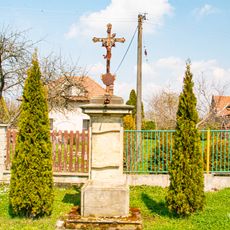 Kříž v Horní Rovni poblíž školy