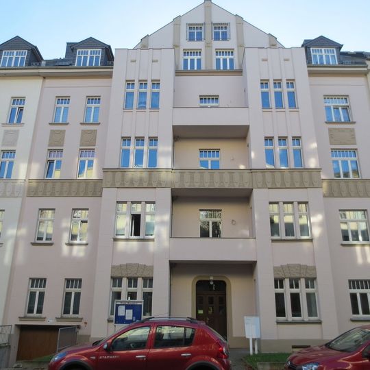 Mietshaus in geschlossener Bebauung mit Vorgarten Theodor-Lessing-Straße 19