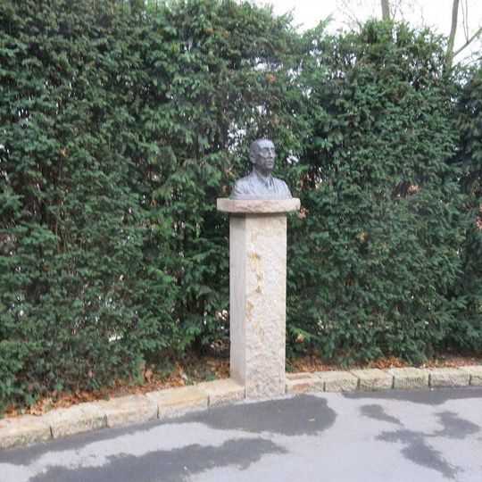 Pomník Jiřího Jandy poblíž hlavního vchodu v ZOO Praha