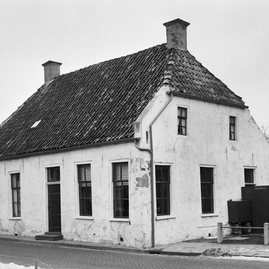 Landelijk pand onder dwars zadeldak met wolfeinden