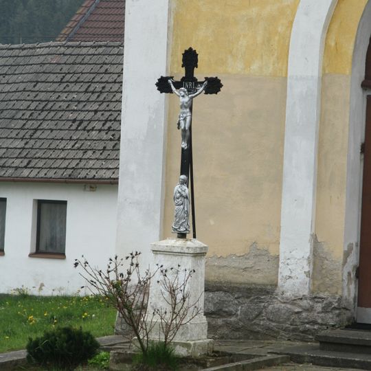 Kříž u kaple v Brtničce